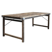 Összecsukható lábbakkal kialakított, kézműves étkezőasztal.