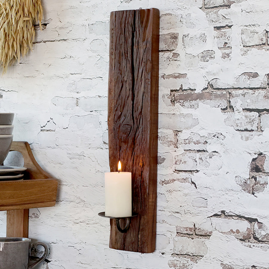 Újrahasznosított, régi fából készült, kézműves fali gyertyatartó.
