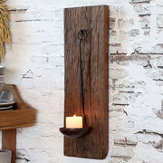 Újrahasznosított, régi fából készült, kézműves fali gyertyatartó.