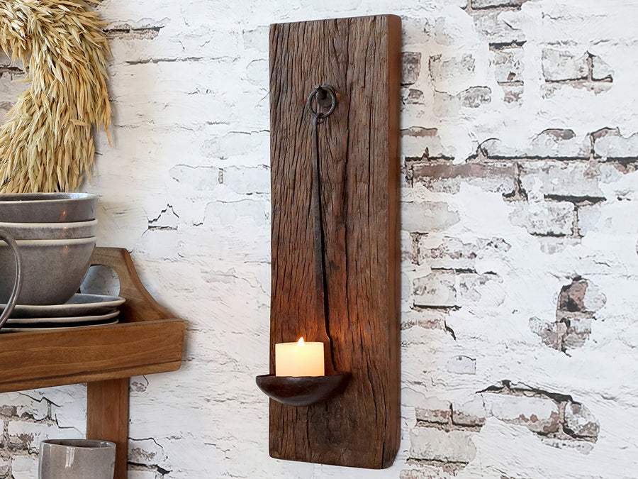Újrahasznosított, régi fából készült, kézműves fali gyertyatartó.