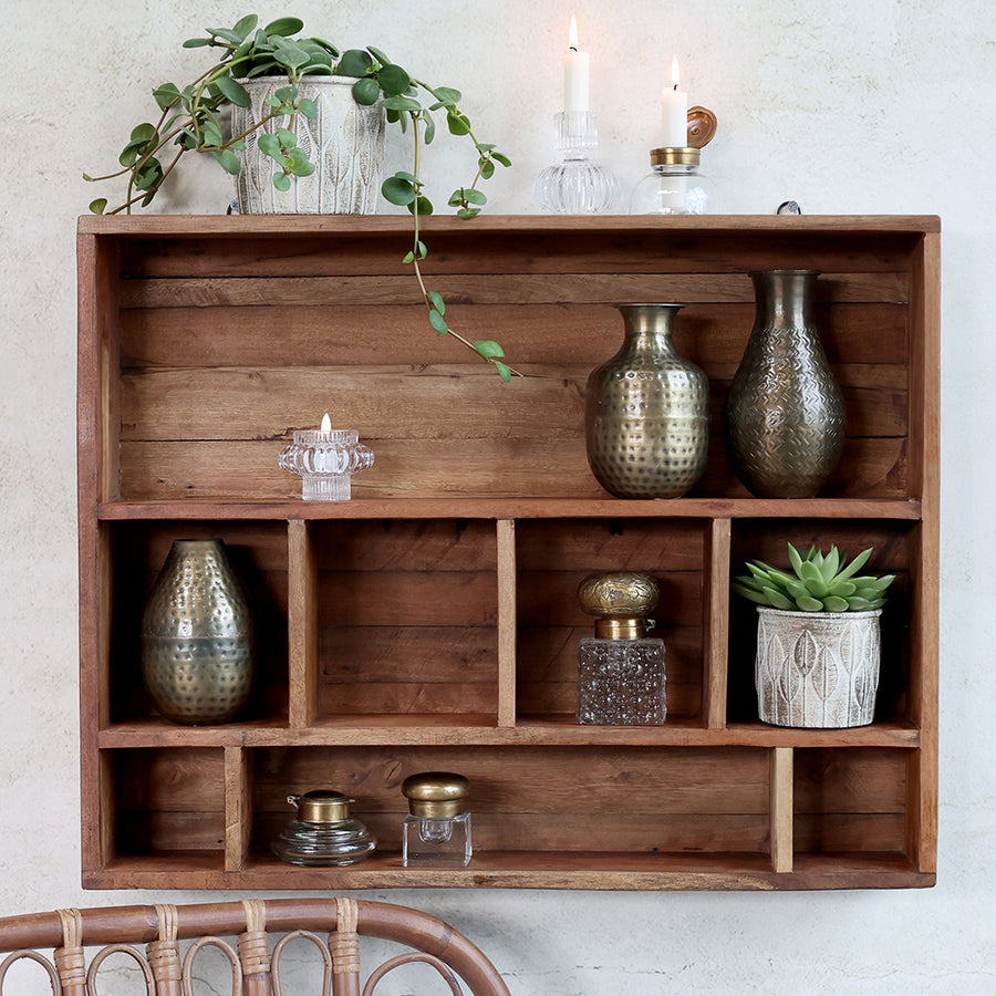 Újrahasznosított régi fából készült, kézműves szortírozó fali polc.