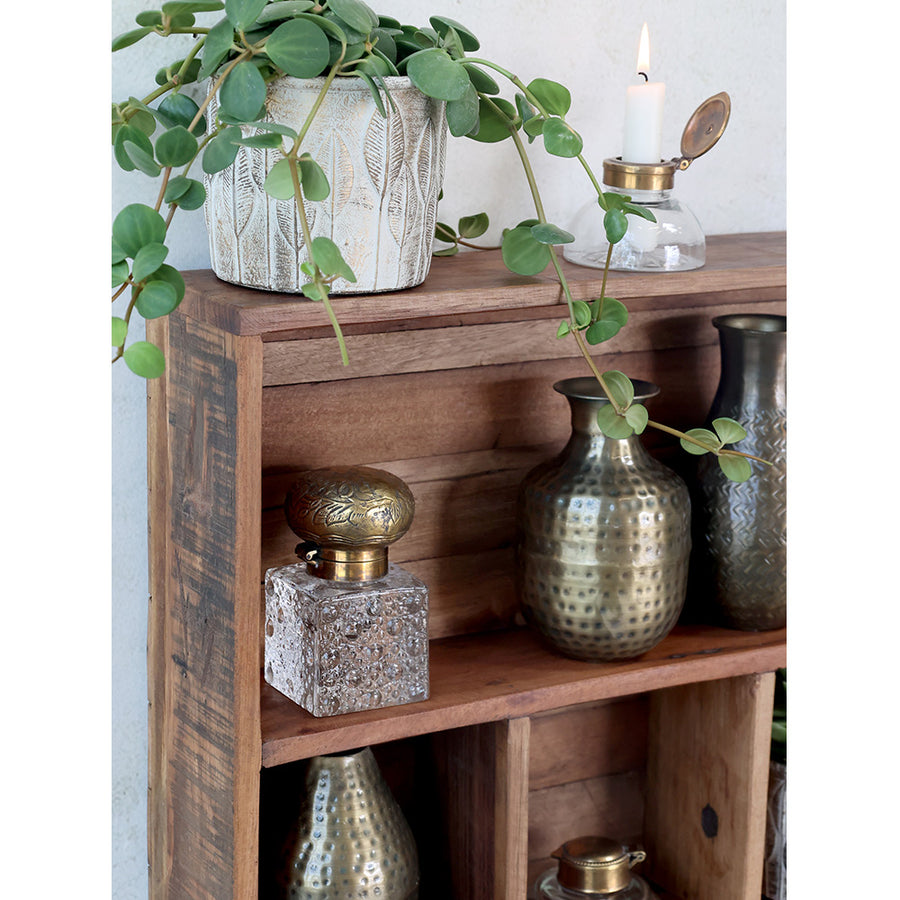 Újrahasznosított régi fából készült, kézműves szortírozó fali polc.