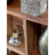 Újrahasznosított régi fából készült, kézműves szortírozó fali polc.