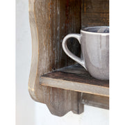 Konyhai fali polc bögrével.