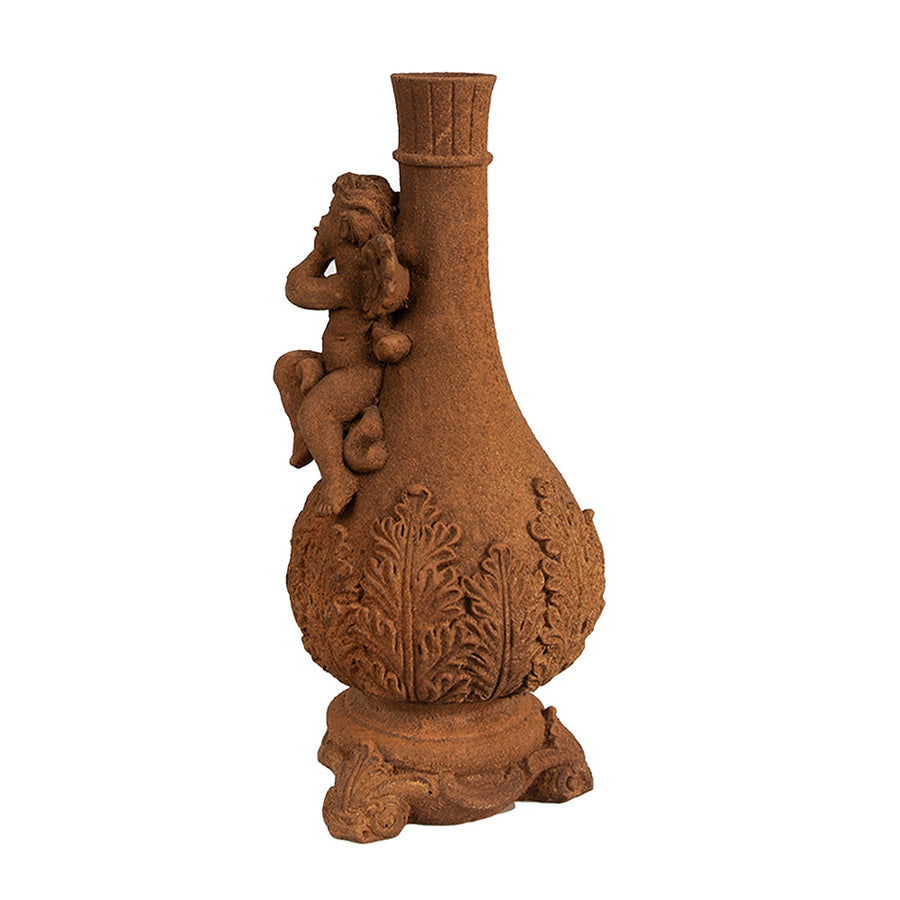 Rozsdabarna színű, antikolt felületű, angyal figurás gyertyatartó.