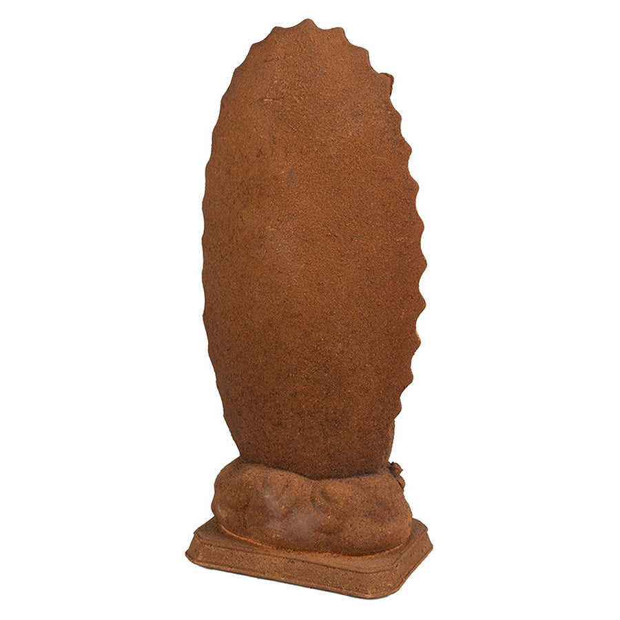 Rozsdabarna színű, antikolt felületű Madonna figura.