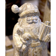 Natúr színű, fa hatású Télapó figura.