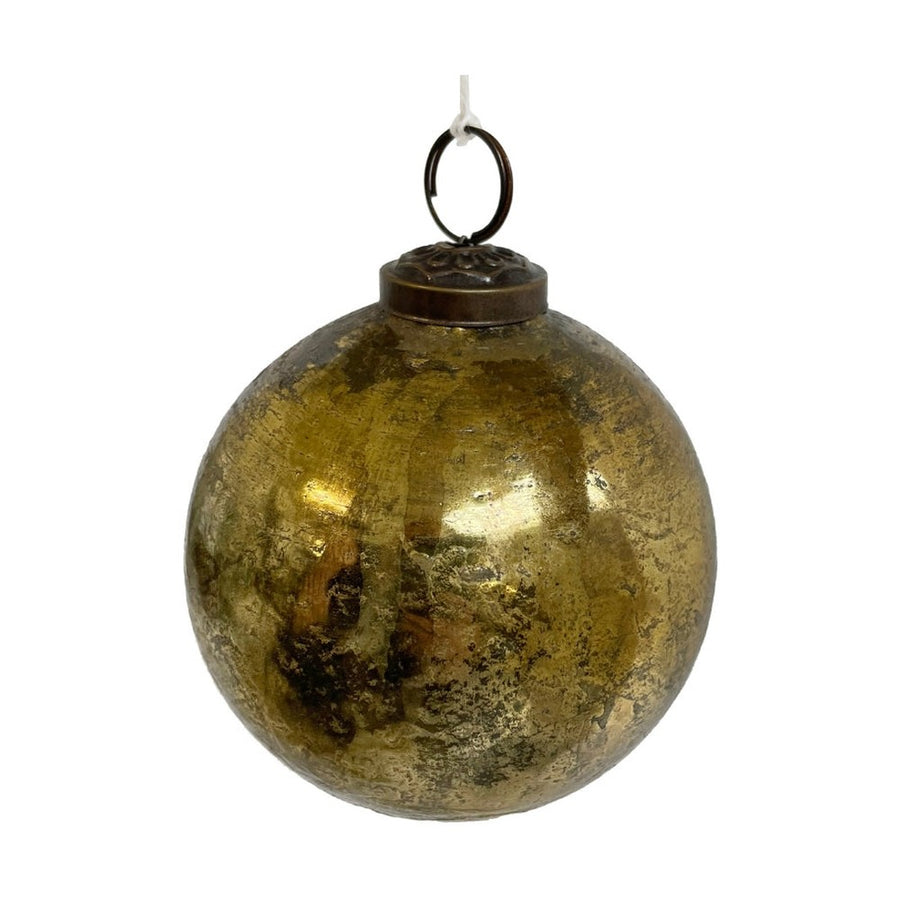 Rusztikus, antikolt kialakítású, gömb formájú, aranyszínű üveg karácsonyfadísz.