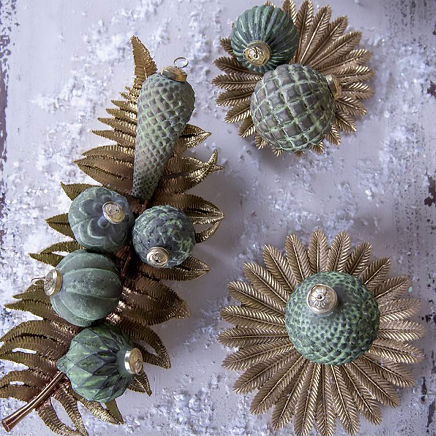 Fenyőtoboz formájú, antikolt felületű, patinás zöld színű, vintage megjelenésű üveg karácsonyfadísz.