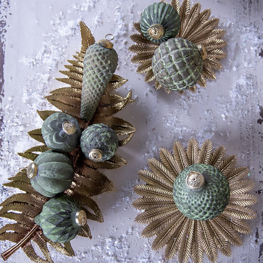 Hagyma formájú, antikolt felületű, patinás zöld színű, vintage megjelenésű üveg karácsonyfadísz.