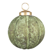 Patinás zöld színű, vintage megjelenésű üveg karácsonyfadísz.