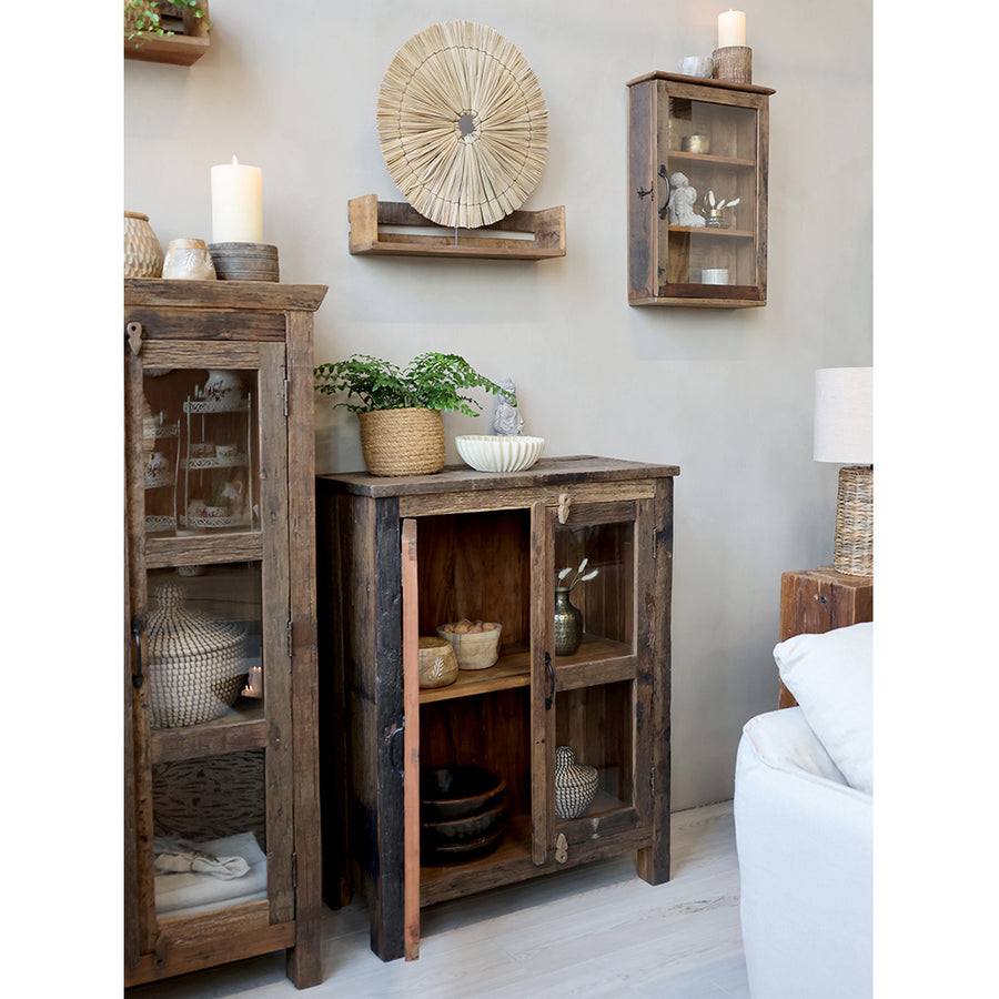 Rusztikus bútorokkal berendezett nappali.