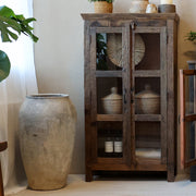 Rusztikus stílusú nappali, kanapéval és vitrinnel.