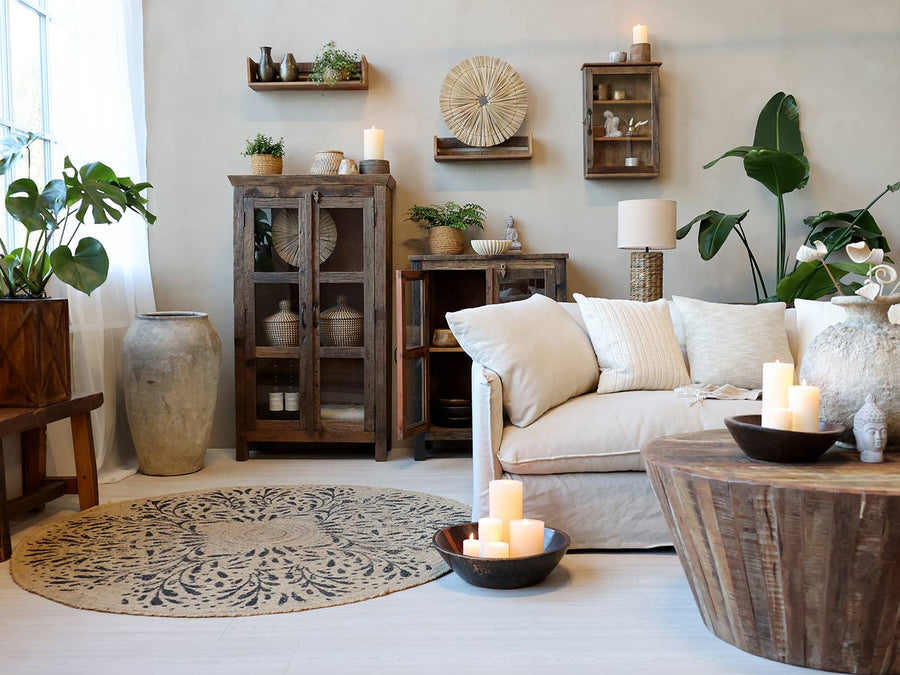 Rusztikus stílusú nappali, kanapéval és vitrinnel.