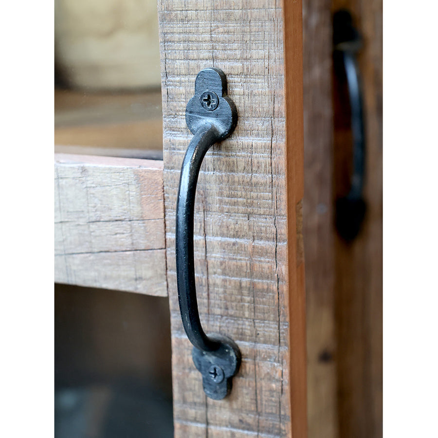 Rusztikus, patinás felületű fa bútor fém fogantyúja 
