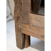 Rusztikus, patinás felületű fa bútor.