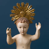 sacred gyermek jézus figura arany glóriával közelről