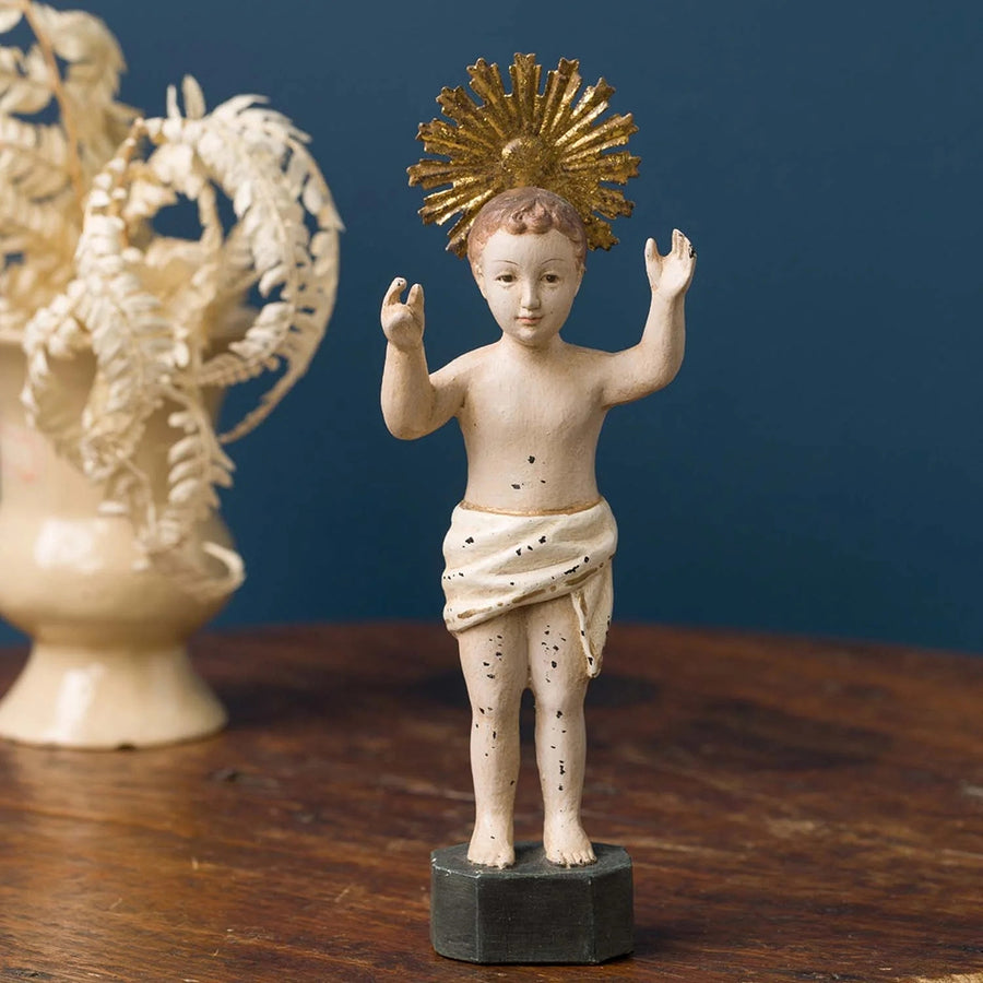 sacred gyermek jézus szobor asztalon dekorációként