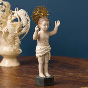 sacred gyermek jézus figura részletfotó arany glóriával