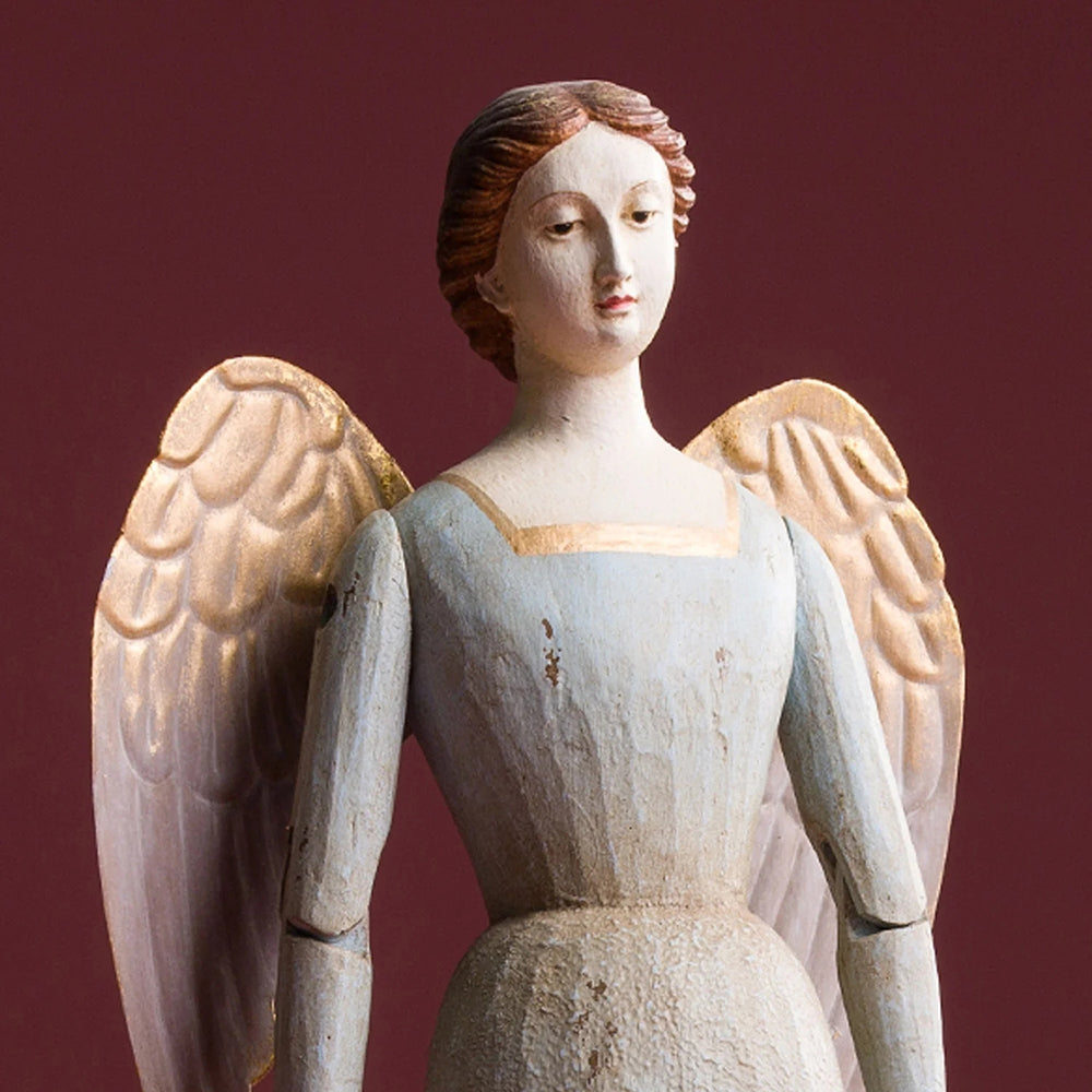 SACRED világoskék angyal figura részletfotó, antikolt felület, arany tónusú szárnyakkal