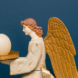 Krém avignoni angyal figura részletfotó arany szárnyakkal és tálcás gyertyatartóval
