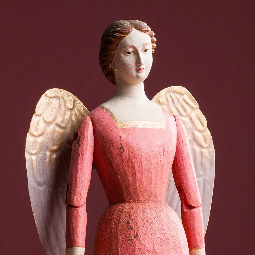 SACRED angyal figura arcközeli – rózsaszín ruha és arany tónusú fém szárny részlet