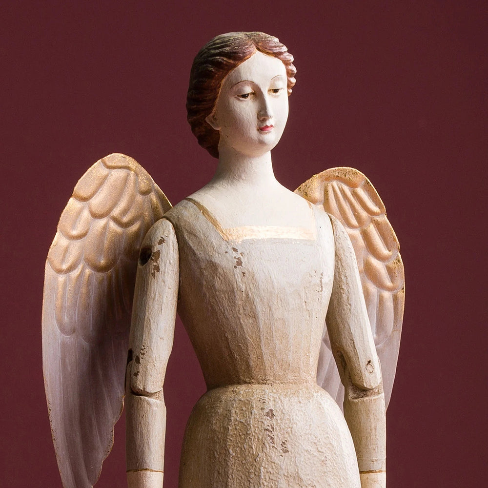 SACRED szürke angyal figura részletfotó, finoman kidolgozott arc és arany tónusú szárnyak