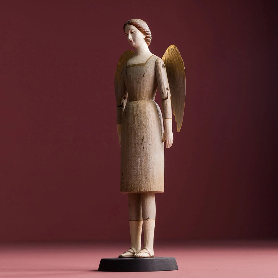 SACRED szürke angyal figura oldalnézet, mozgatható karokkal és részletgazdag szárnyakkal