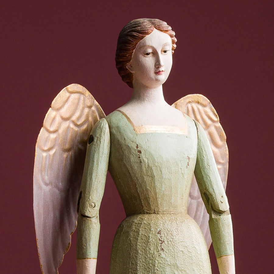 SACRED zöld angyal figura részletfotó – finoman kidolgozott arc és aranyozott szárnyak