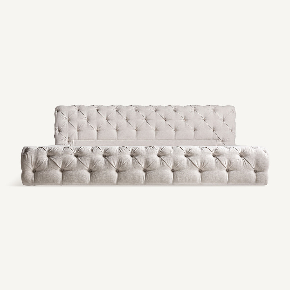 Világosbézs színű szövettel kárpitozott nagy design franciaágy.
