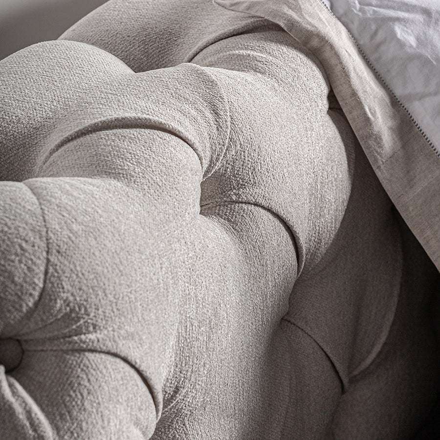 Világosbézs színű szövettel kárpitozott nagy design franciaágy.