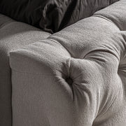 Világosbézs színű szövettel kárpitozott nagy design franciaágy.