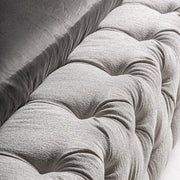 Világosbézs színű szövettel kárpitozott nagy design franciaágy.