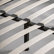 Világosbézs színű szövettel kárpitozott nagy design franciaágy.