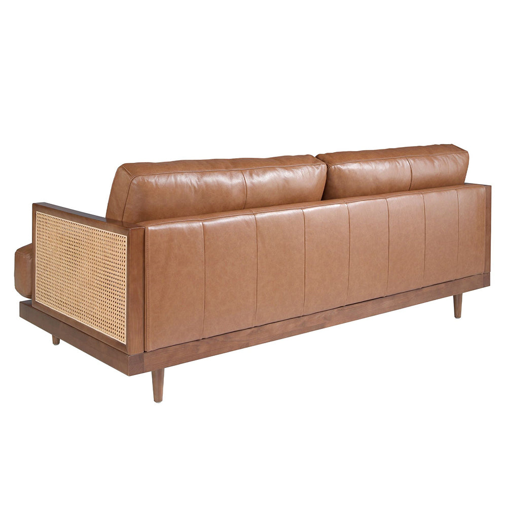 Barna színű marhabőrrel kárpitozott, rattanbetétes, 3 személyes design kanapé.