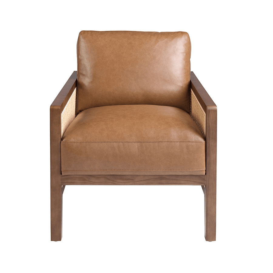 Konyakbarna színű marhabőrrel kárpitozott, rattanbetétes design fotel.