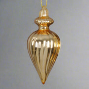 Bordázott, aranyszínű csepp alakú üveg karácsonyfadísz közelről.