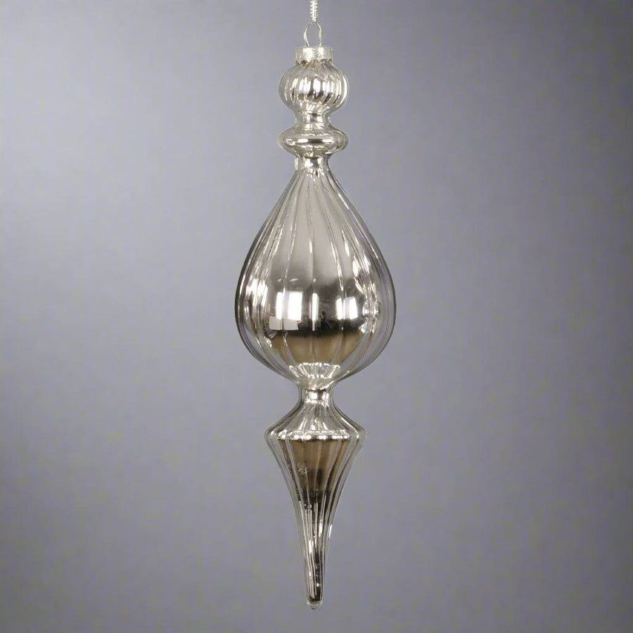 Karcsú, elegáns ezüst üveg jégcsap dísz bordázott felülettel.