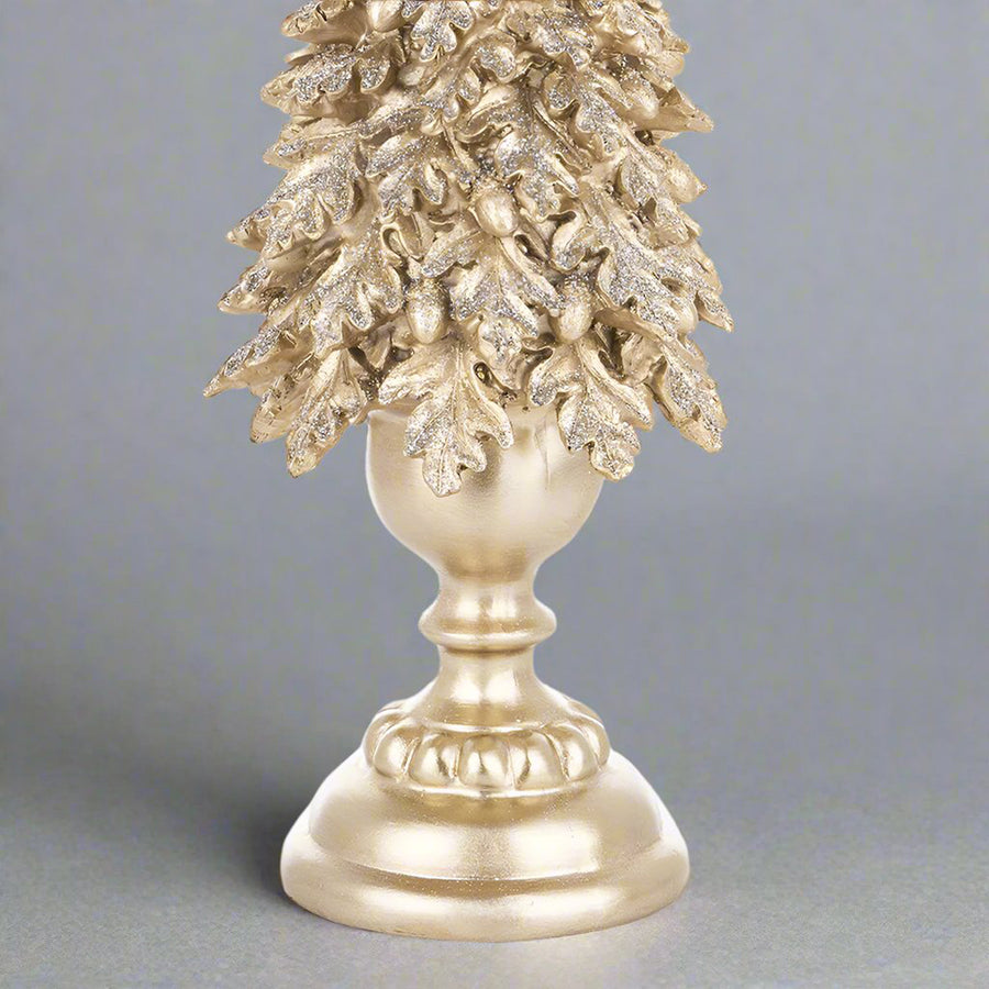 Aranyszínű, karácsonyi dekorációs fenyő kúp.