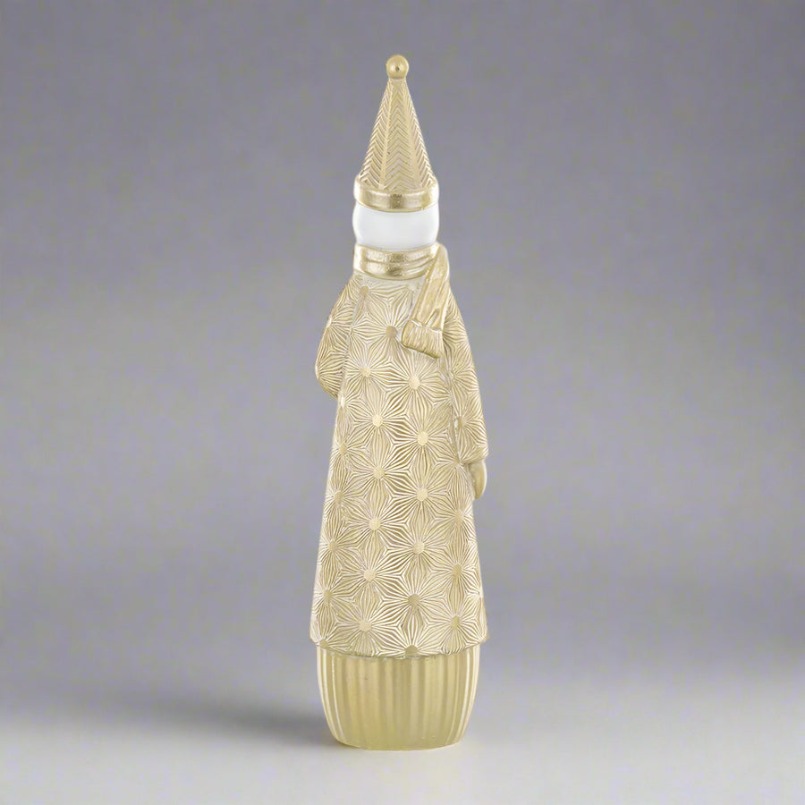 Hátulnézetből fotózott Shiny arany hóember, részletgazdag geometrikus mintázatú köpenyben.