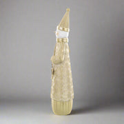 Másik oldalnézetből látható arany hóember figura, kezében csillogó hópehellyel.