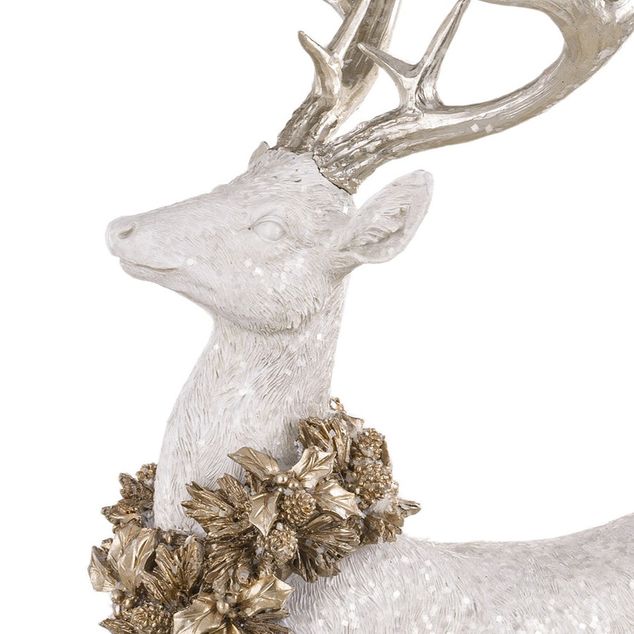 Fekvő fehér szarvas pezsgőszínű szarvakkal és koszorúval – részletfotó