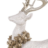 Fekvő fehér szarvas pezsgőszínű szarvakkal és koszorúval – részletfotó