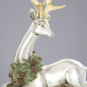 Fényes felületű, ezüstszínű karácsonyi szarvas figura.