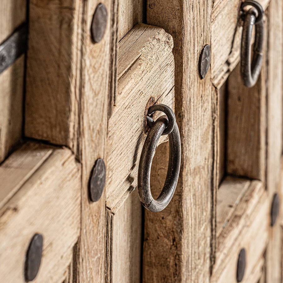 Orientál ihletésű, natúr színű, újrahasznosított natúr mangófából készült, 4 ajtós rusztikus tálaló.