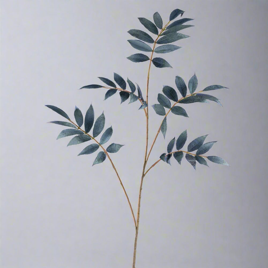 Hervadó hatású, királykék színű, mű berkenye ág.