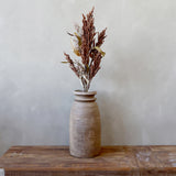 Sorghum mokkaszínű magvas mű ág kerámia vázában, natúr enteriőrben