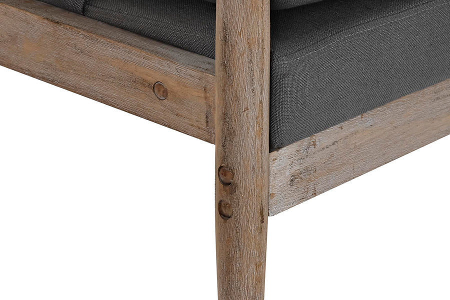 Szürke színű szövettel kárpitozott, formaterveztt karfás fotel.