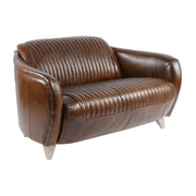 Vintage stílusú SPORSTER kanapé ferde szögből, klasszikus sportautókat idéző varrásmintával és ipari megjelenéssel.