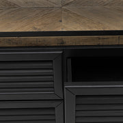 Lamellás fekete szekrényajtó részlet tölgyfa felső lappal